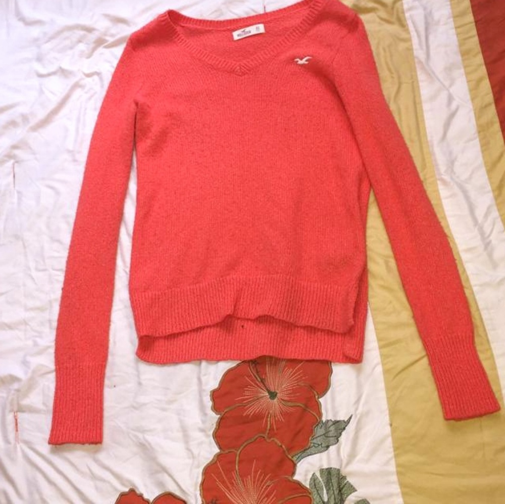 Im selling a orange sweater from Hollister